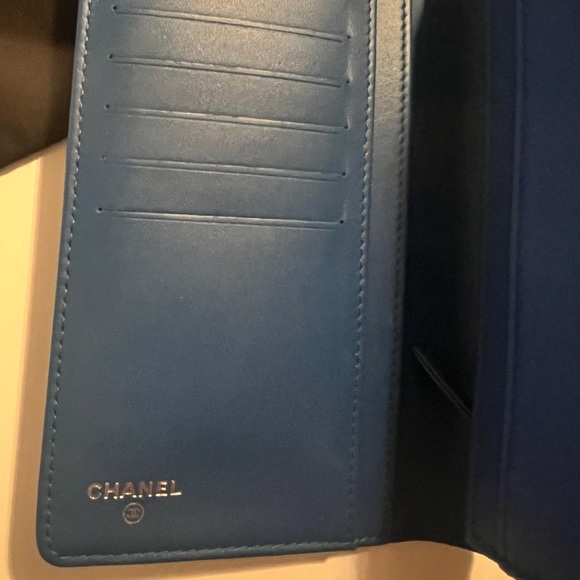 AUTHENTIC CHANEL YEN WALLET PATENT LEATHER LAMBSKIN W/ SILVER HARDWARE & DUSTBAG - Picture 6 of 11